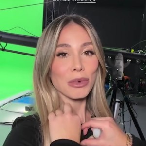 世预赛手机观看平台-太慷慨！卡里乌斯妻子报道国米vs那不勒斯，身穿镂空上衣惊艳全场