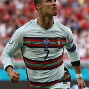 世预赛官方客户端-梅开二度 破多项纪录 当选比赛最佳 C罗谢队友