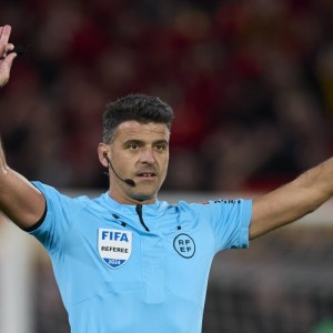 世预赛官方客户端-45场12红！世体：巴萨是曼萨诺执法生涯染红最多球队，梅西在列